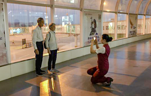 1560754109810718.png 真情服務(wù)伴無(wú)陪老人快樂出行.png