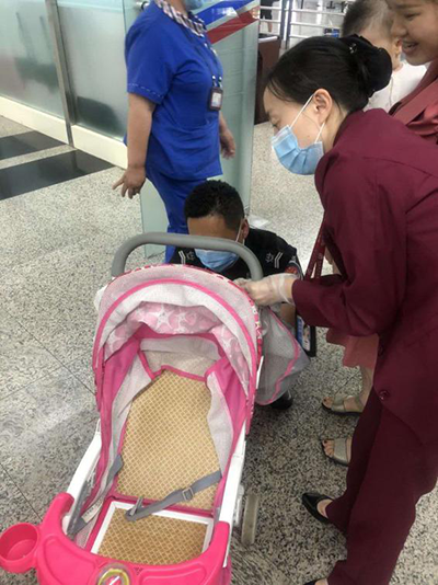 圖片1.png“真情服務(wù)”是讓旅客更加安心、放心、舒心的出行。行查室作為部門進(jìn)港服務(wù)的最后一個環(huán)節(jié)，在日常工作中也很注重服務(wù)細(xì)節(jié)。6月10日，行查室工作人員幫助旅客打開嬰兒車，為她排憂解難。.png