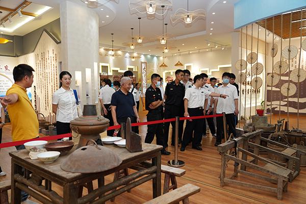 “助力鄉(xiāng)村振興，踐行艱苦奮斗” 將新員工黨性教育活動搬到對口幫扶村.jpg