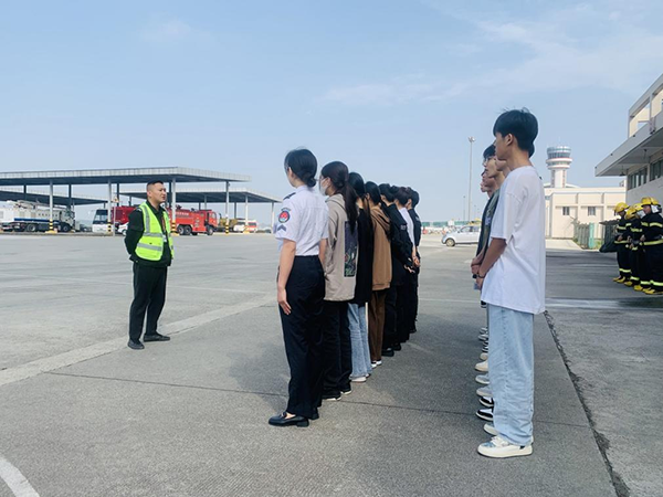 綿陽(yáng)機(jī)場(chǎng)安檢站對(duì)閬中機(jī)場(chǎng)、民航校  實(shí)習(xí)生開展軍訓(xùn).png